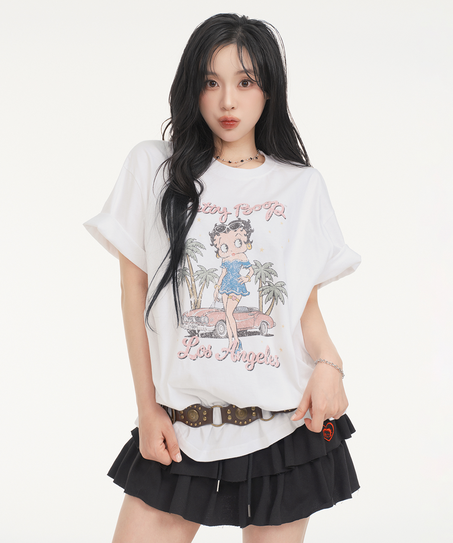 막창집 데이트에서 입은 화이트 오버핏 반팔 티. 가슴 전면에 핑크 필기체 레터링과 야자수·빈티지 카 앞에 선 베티붑 그래픽, 아래쪽 핑크 'Los Angeles' 레터링