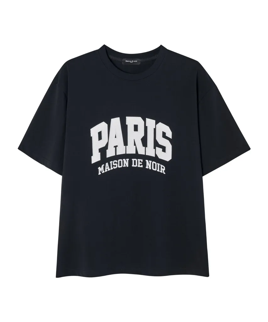블랙 반팔 티셔츠. 가슴 중앙에 흰색 굵은 대문자 PARIS 아플리케와 그 아래 작은 브랜드 문구가 들어간다