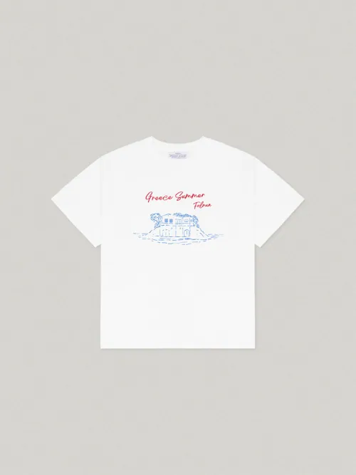 흰색 오버핏 반팔 티. 앞면 그리스 섬 일러스트와 Greece Summer 레터링(블루·레드 프린트).