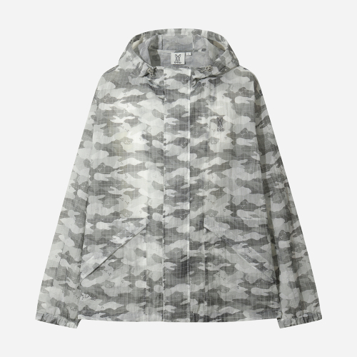 비치는 그레이 카모 패턴의 후드 집업 경량 자켓. 립스톱 격자 조직에 허리 사선 웰트 포켓, 좌흉 작은 로고, 소매·밑단은 밴딩