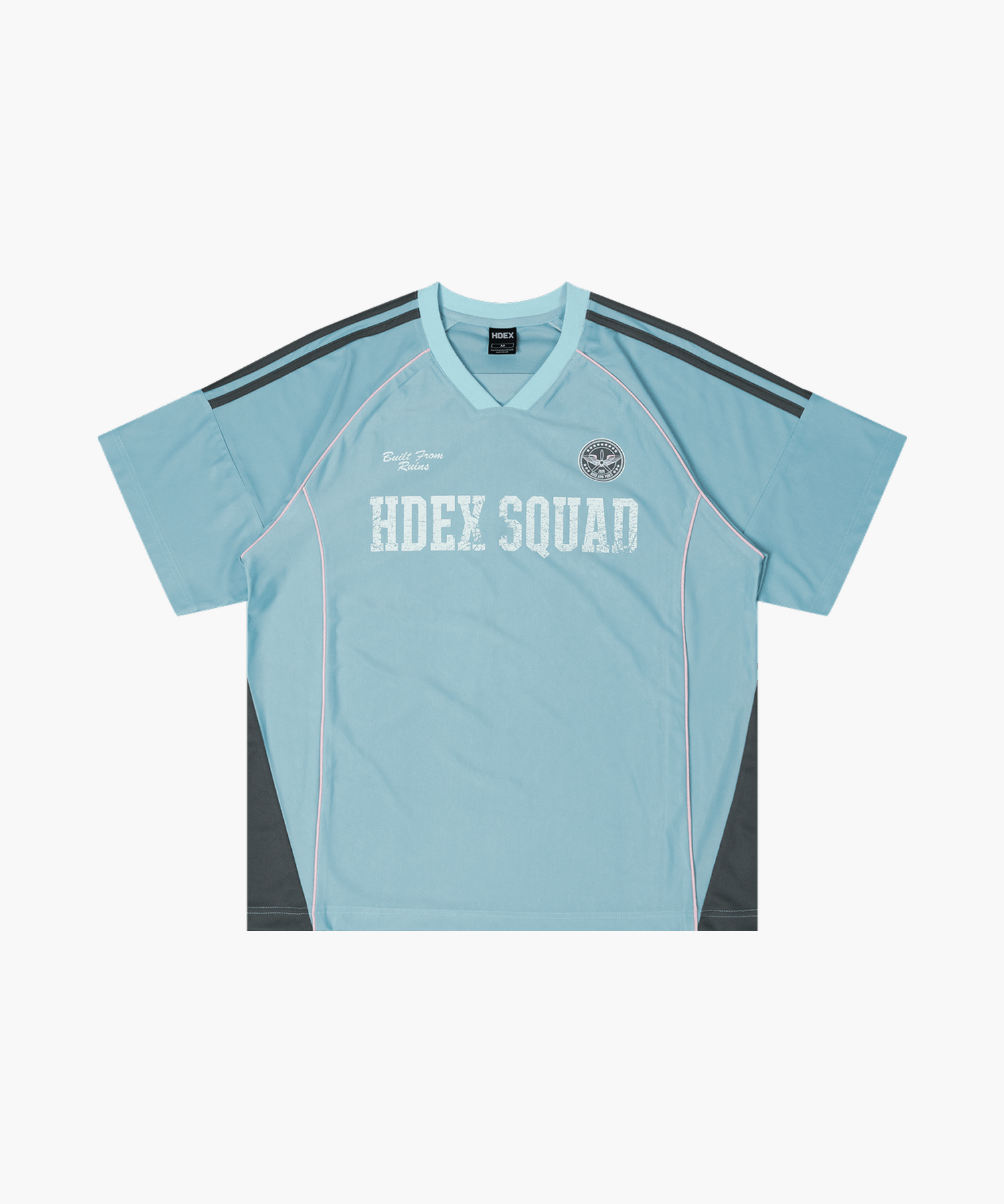 계곡으로 이동하는 길과 차 안에서 입은 스카이블루 V넥 저지 반팔. 가슴에 화이트 HDEX SQUAD 레터링, 그 위 왼쪽에 'Built From Ruins' 필기체와 오른쪽(착용자 기준 왼쪽 가슴)에 원형 엠블럼, 양 어깨 다크 그레이 2선 테이프와 옆구리 다크 그레이 배색 패널, 핑크 파이핑