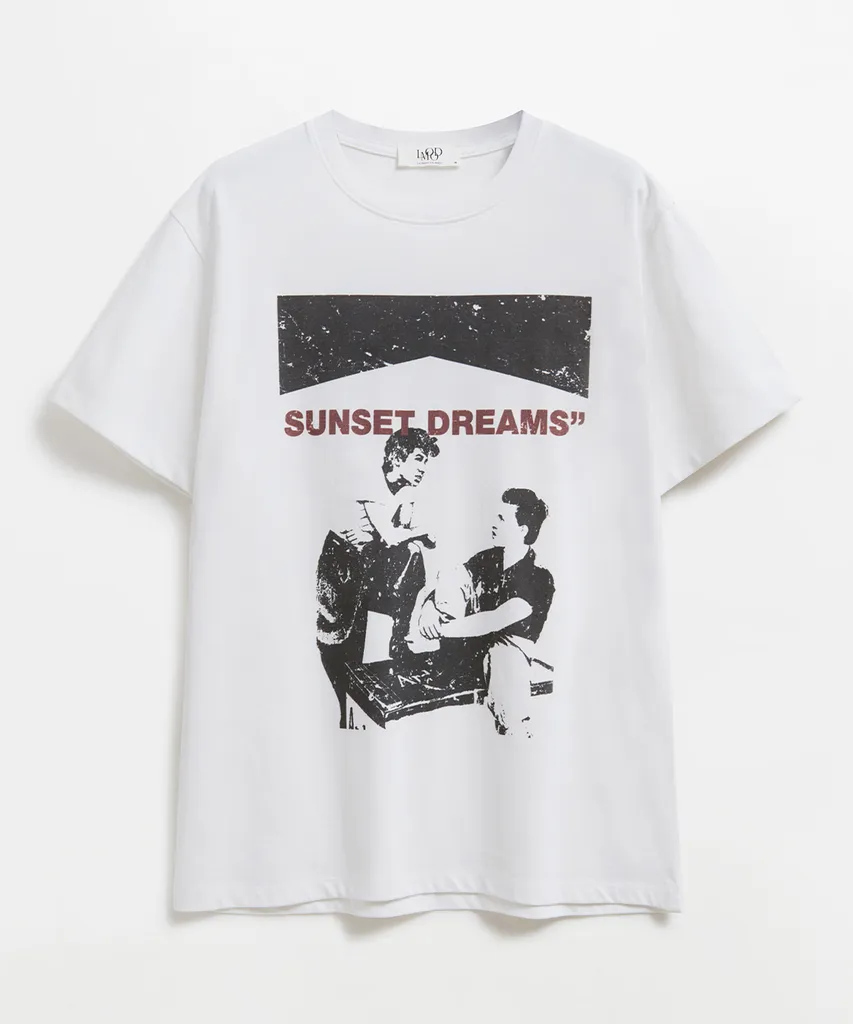화이트 하프 슬리브 티셔츠. 가슴에 거친 질감의 블랙 블록 위로 버건디 'SUNSET DREAMS' 레터링과 흑백 인물 그래픽이 크게 들어간다