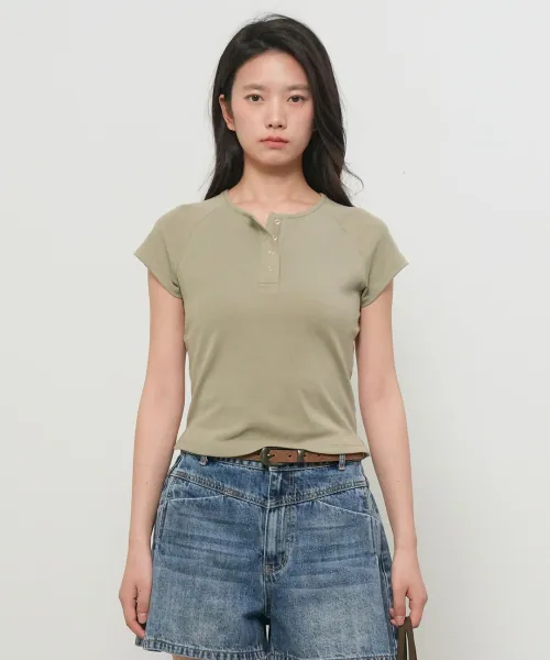 스냅 헨리넥 티셔츠 [KHAKI] GF2LTS528