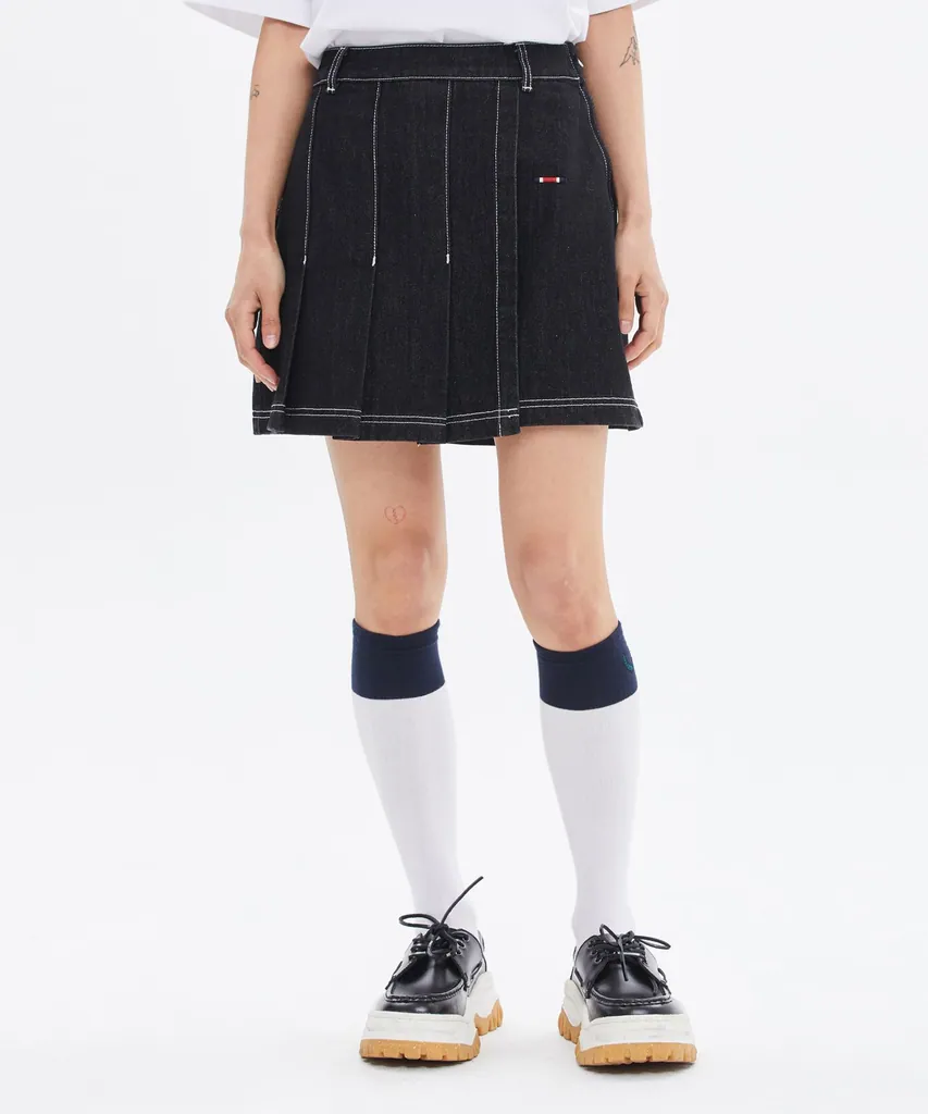 블랙 데님 플리츠 랩 스커트. 화이트 스티치