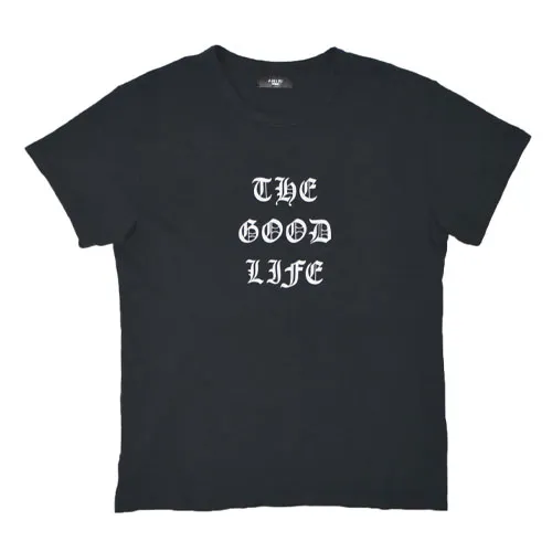카키 구김 재킷 안에 입은 마틴의 워싱 블랙 티셔츠로, 가슴에 고딕 서체 THE GOOD LIFE 가 세 줄로 박혀 있다.