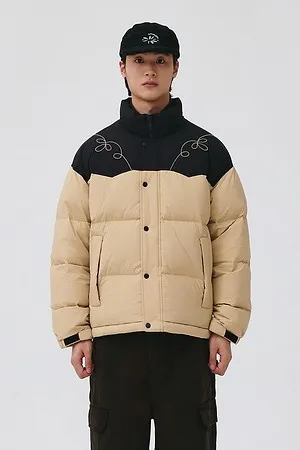 베이지 퀼팅 다운 재킷. 네이비 요크 배색, 하이넥