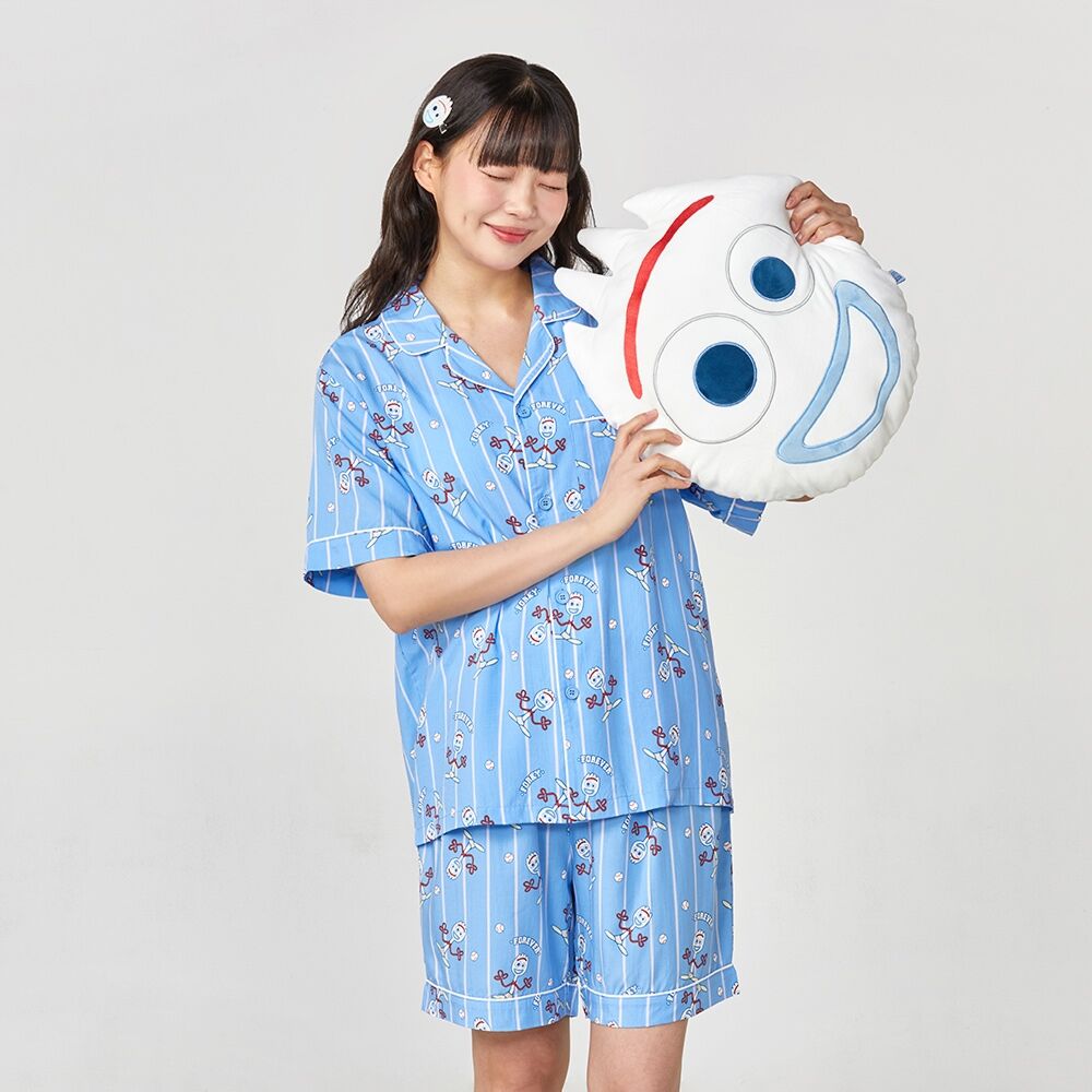 도쿄 호텔 아침 장면에서 입은 블루 오픈카라 반팔 파자마 상하 세트. 세로 화이트 핀스트라이프 위에 포키 캐릭터가 반복 프린트, 칼라·가슴 포켓·소매와 밑단에 화이트 파이핑