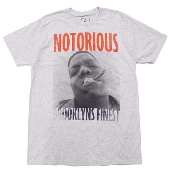 이케아에서 5인이 줄지어 선 장면에서 성현이 입은 빨간 NOTORIOUS 문구와 BROOKLYNS FINEST 프린트의 헤더 그레이 티셔츠.