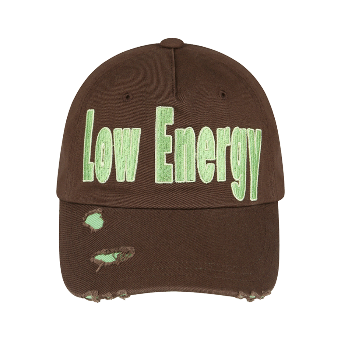 마지막 회 착용한 브라운 볼캡. 앞판 전면에 연두색 "Low Energy" 입체 자수, 챙 끝과 챙 위에 연두 원단이 드러나는 디스트로이드 찢김 디테일