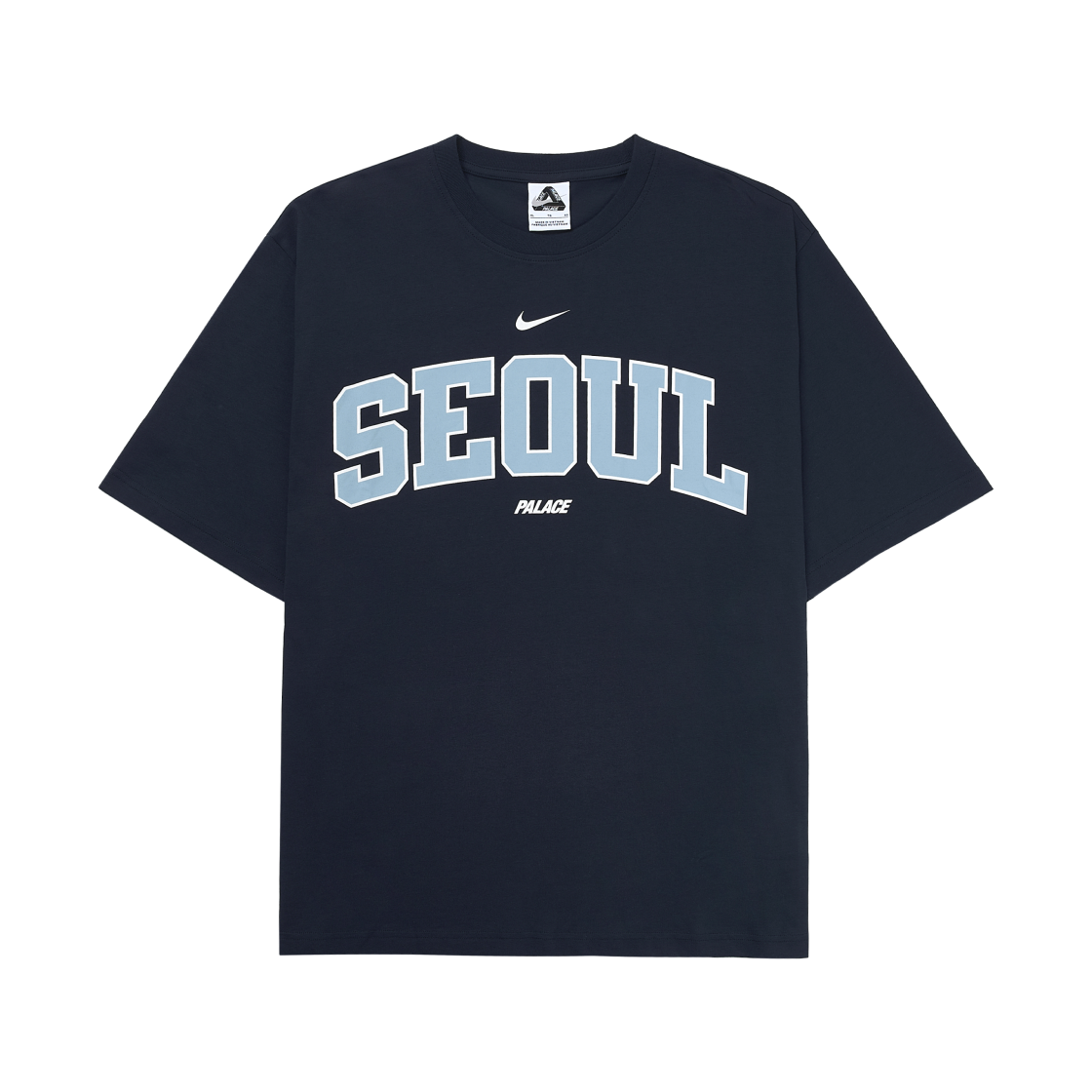 돈가스집 인터뷰 컷에서 입은 오버핏 네이비 반팔 티. 가슴 중앙 라이트 블루 아치형 'SEOUL' 칼리지 레터링, 그 위에 작은 화이트 스우시, 아래에 작은 'PALACE' 레터링