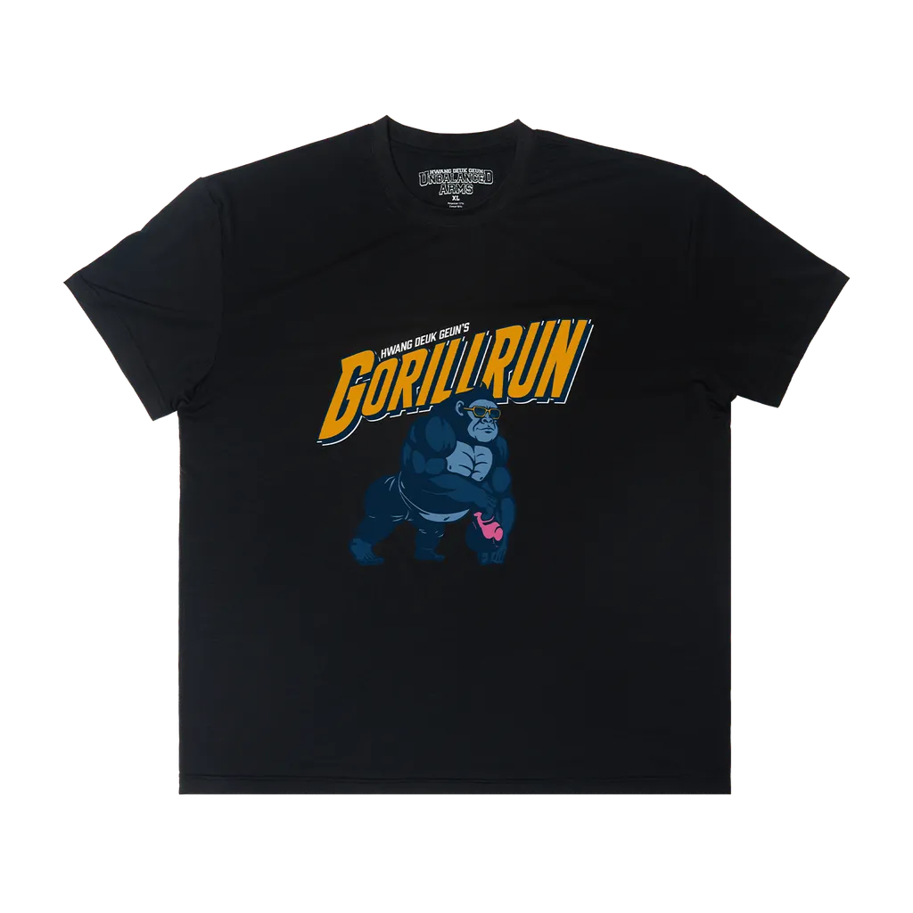 야간 산스장 운동 장면에서 입은 블랙 티셔츠. 가슴 전면에 주황 노랑 'GORILLRUN' 레터링과 선글라스 낀 회청색 고릴라 그래픽