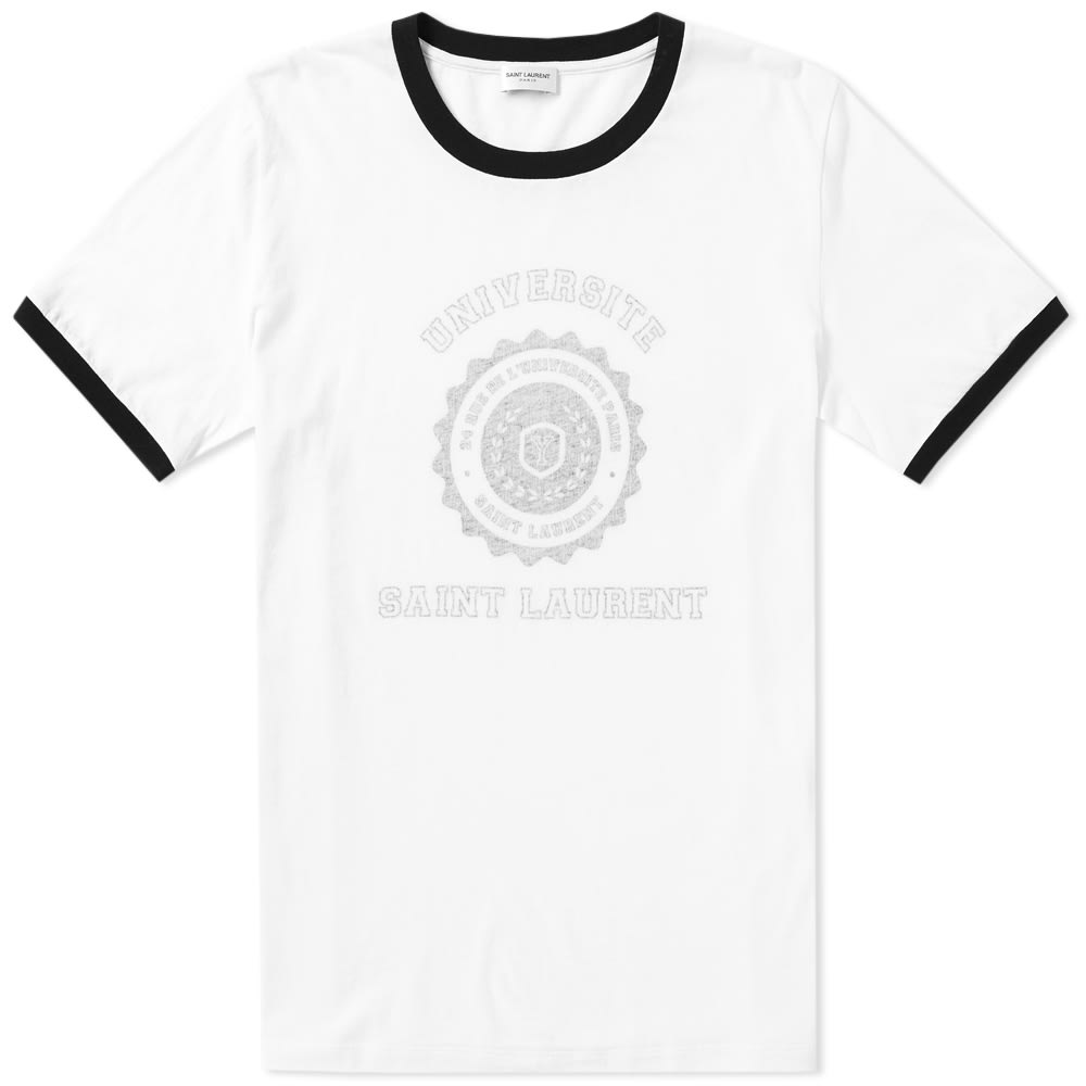 화이트 바디에 블랙 립 넥·소매 배색이 들어간 링거 반팔 티셔츠. 가슴 중앙에 UNIVERSITE / SAINT LAURENT 아치 레터링과 원형 크레스트가 빈티지하게 바랜 그레이로 프린트돼 있다