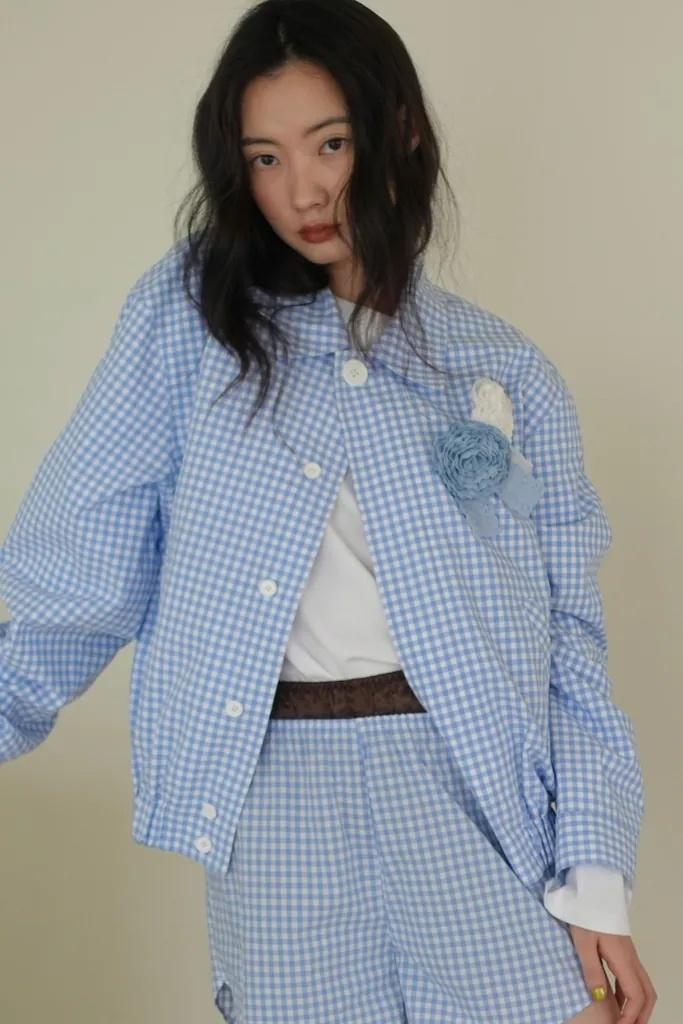 스튜디오 MC석에서 입은 하늘색 깅엄 체크 블루종. 셔츠 칼라, 밴딩 밑단
