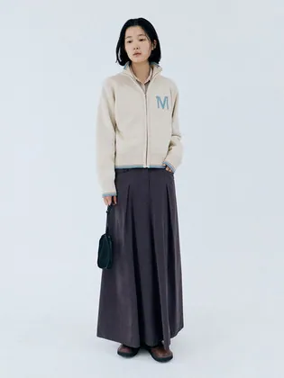 에이핑크 완전체 편 빌딩 오프닝 장면에서 입은 크림 니트 집업. 가슴 블루 M 레터링, 하이넥 칼라와 밑단에 블루 배색 라인