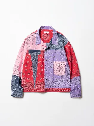 핑크·라벤더·레드·네이비 반다나 페이즐리 원단을 블록으로 이어 붙인 트러커 재킷. 가슴 플랩 포켓이 있다.