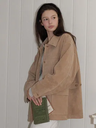 오프닝에서 입은 카멜 베이지 스웨이드 셔츠 칼라 하프 재킷. 하단 플랩 포켓