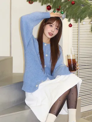 에이핑크 완전체 편 빌딩 오프닝 장면에서 입은 라이트 블루 울 라운드넥 가디건. 흰 단추 앞여밈