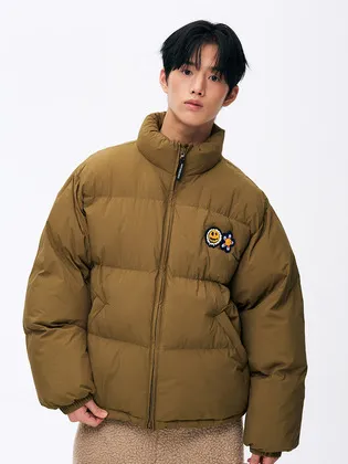 일손 돕기 장면에서 입은 올리브 숏 패딩. 가슴 스마일·꽃 와펜 두 개