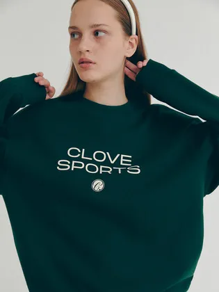 다크 그린 맨투맨. 전면 CLOVE SPORTS 레터링 프린트