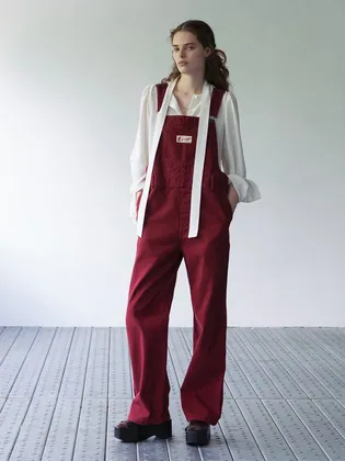 가디건 아래 입은 버건디 레드 코튼 오버롤. 가슴 로고 라벨, 일자 다리