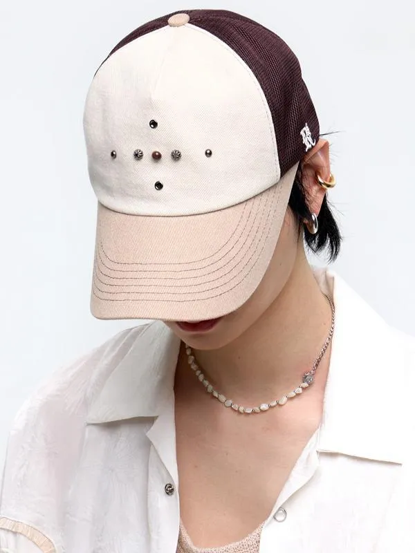 오프닝에서 쓴 아이보리 크라운·베이지 챙 메쉬 볼캡. 정면 메탈 리벳 장식, 브라운 메쉬 뒷면