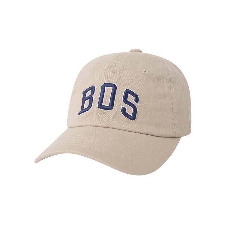 베이지 코튼 소프트 볼캡. 앞면에 네이비 아치형 'BOS' 레터링 자수, 커브드 챙