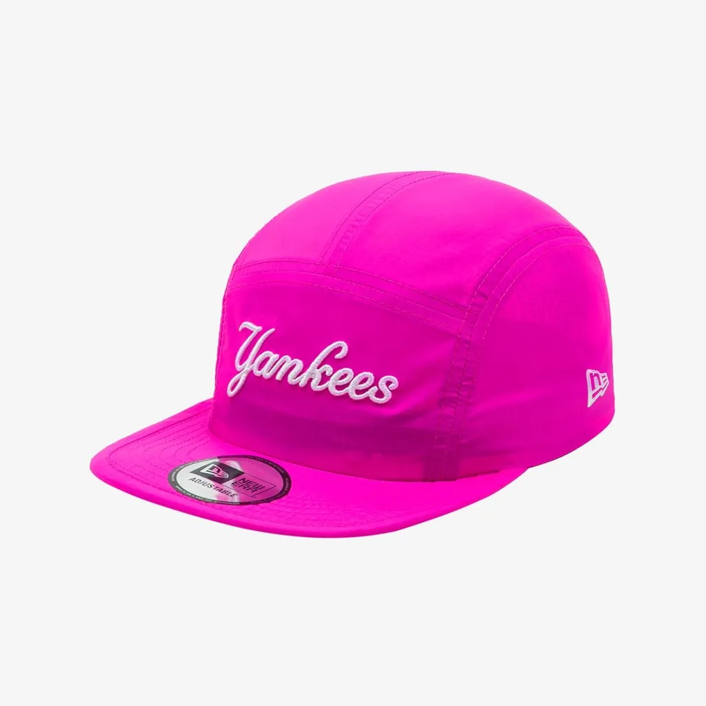 네온 핑크 5패널 제트캡. 앞면 Yankees 스크립트 자수