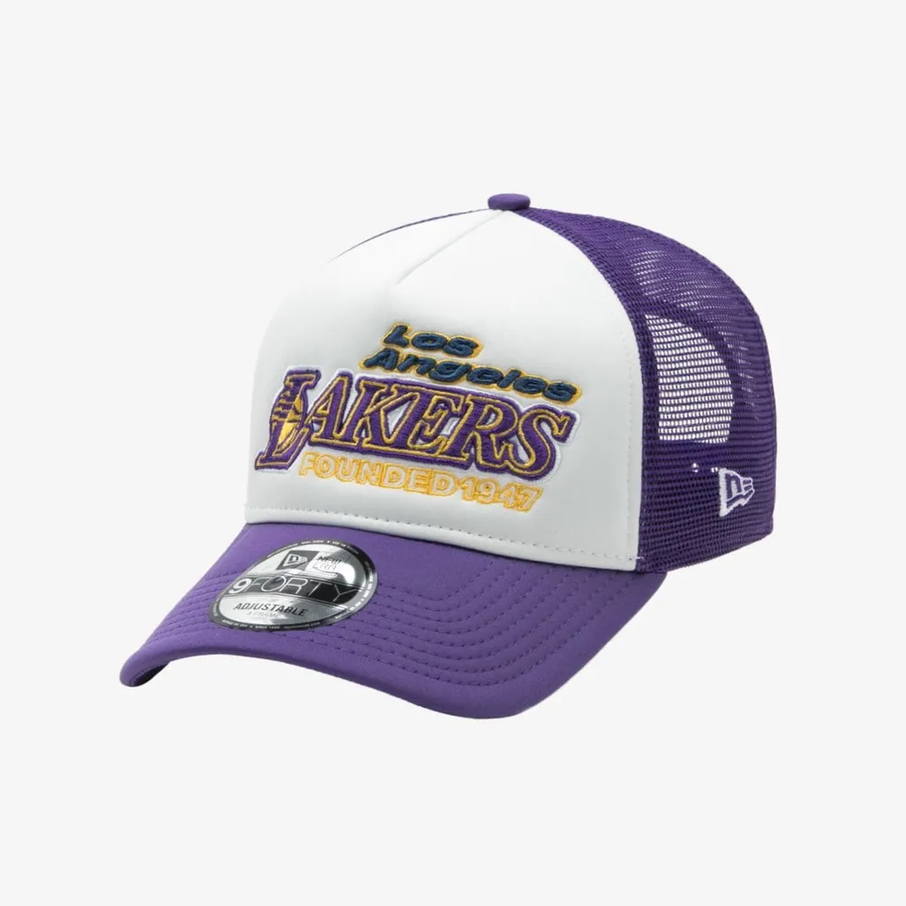 화이트 크라운에 퍼플 챙 트러커 캡. 앞면 Los Angeles Lakers 레터링