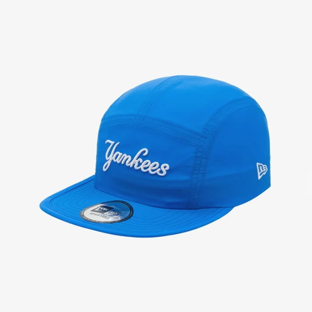 비비드 블루 5패널 제트캡. 앞면 Yankees 스크립트 자수