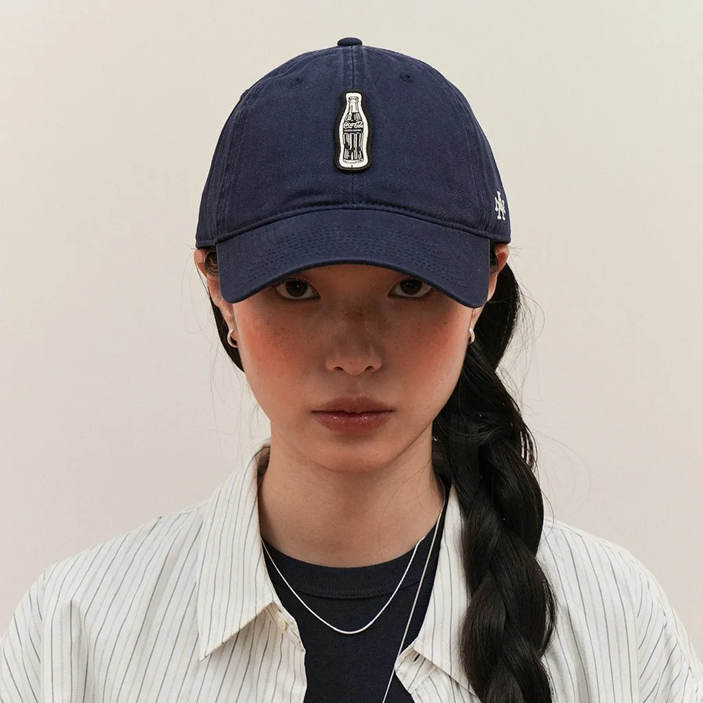네이비 볼캡. 앞면 코카콜라 병 자수